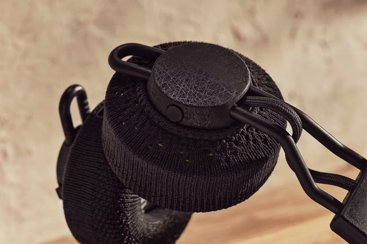 Imagem relacionada a Adidas lança headphones que são movidos a energia solar