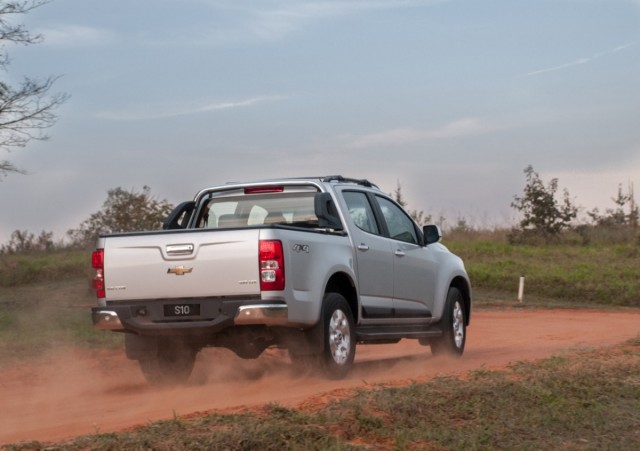 2014-Chevrolet-S10-GM-Brazil-061-medium