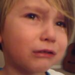 Imagem relacionada a Garoto chora ao experimentar o iOS 7