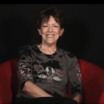 Imagem relacionada a Siri, a assistente de voz da Apple, é dublada por Susan Bennett