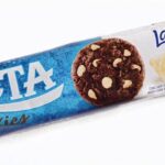 Imagem relacionada a Lacta lança cookies de chocolate Laka, Ao Leite e Shot