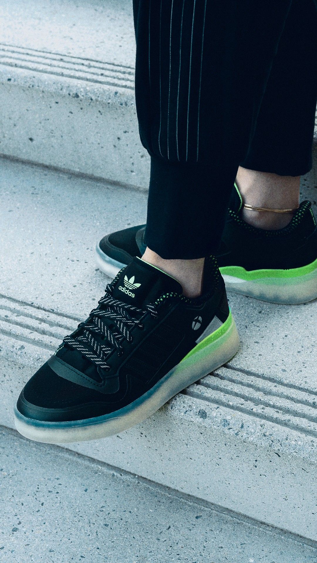 Imagem relacionada a Adidas lança tênis comemorativo de 20º aniversário do Xbox