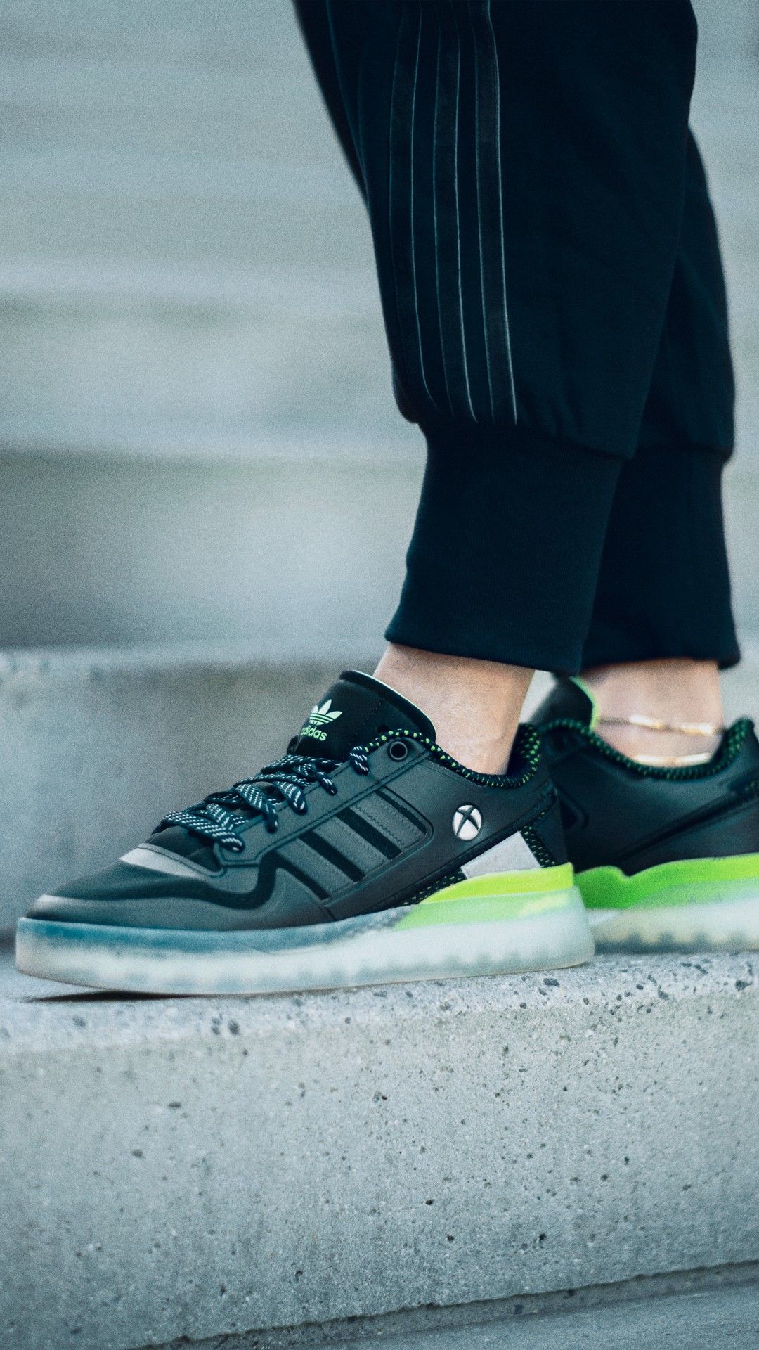 Imagem relacionada a Adidas lança tênis comemorativo de 20º aniversário do Xbox