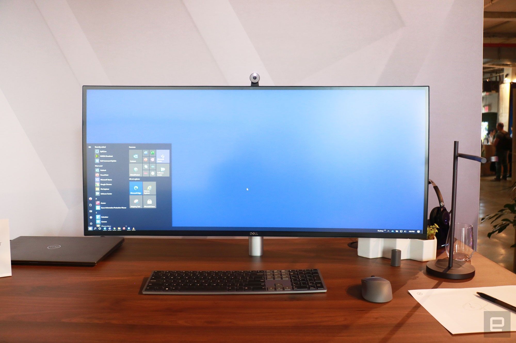 Imagem relacionada a Webcam sem fio da Dell usa ímãs para grudar em uma tela