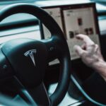 Imagem relacionada a Tesla vai desativar videogames no painel enquanto os carros estiverem em movimento