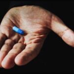 Imagem relacionada a Twitter escolhe tomar 'pílula de veneno' para evitar venda ao Elon Musk